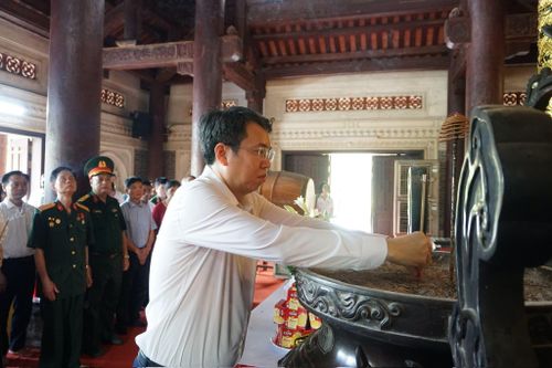 Bí thư Đảng ủy, Chủ tịch HĐND phường Nguyễn Hoàng Trường dâng hương. Ảnh: CN
