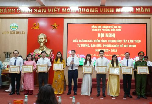 Phường Cửa Nam khen thưởng các tập thể, cá nhân tiêu biểu trong học tập và làm theo tư tưởng, đạo đức, phong cách Hồ Chí Minh năm 2025 - 2026. Ảnh: CN