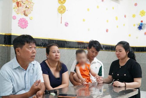  Gia đình của Đ hiện sống cùng nhau trong căn nhà thuê tại phường Bình Hưng Hòa, TP.HCM. Ảnh: TRẦN MINH 