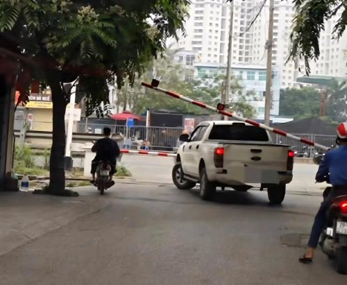 Phương tiện vượt rào chắn đường ngang tại Km 10+400 tuyến đường sắt Bắc – Nam. Ảnh từ clip