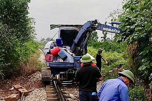 Các cơ quan chức năng ra quân xử lý dứt điểm các vi phạm và xóa bỏ các lối đi tự mở trái phép. Ảnh: Công an cung cấp