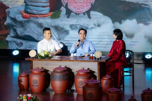 Bác sĩ Trần Phước Lộc (giữ) chia sẻ tại buổi tọa đàm