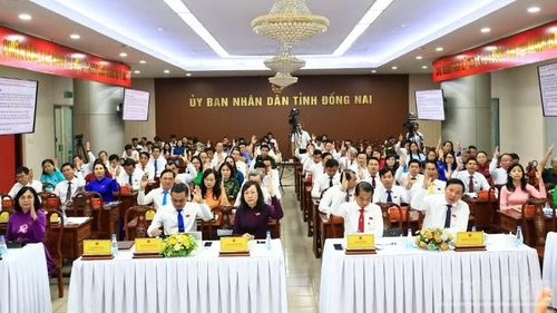 Các đại biểu Hội đồng nhân dân tỉnh Đồng Nai biểu quyết thông qua nghị quyết tại Kỳ họp chuyên đề ngày 10/4.