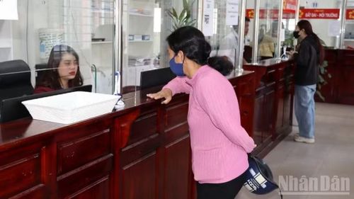Người dân đến làm thủ tục tại Trung tâm Phục vụ hành chính công phường Trảng Dài.