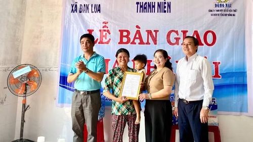 Đồng chí Nguyễn Thanh Hiền bàn giao nhà cho hộ dân trên địa bàn xã Đắk Lua khi giữ cương vị Chủ tịch Ủy ban nhân dân xã.