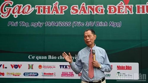 Tiến sĩ, nhà văn Trần Văn Miều phát biểu tại buổi lễ trồng cây hoa gạo.