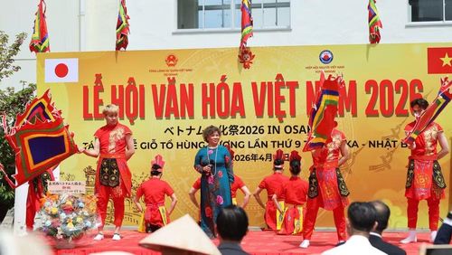 Nghệ sĩ Nhân dân Thanh Hoa và các ca sĩ cộng đồng trong một tiết mục văn nghệ tại Lễ hội.