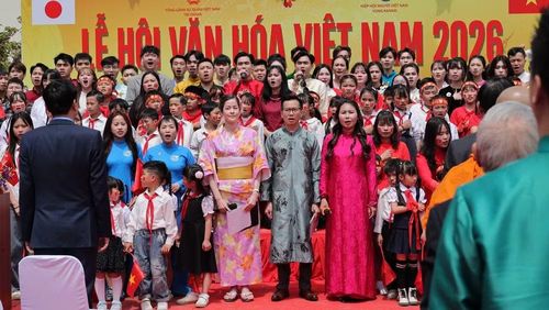 Hàng trăm người có mặt tại sự kiện đã cùng hát vang Quốc ca Việt Nam với niềm tự hào, xúc động.