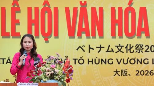 Bà Lê Thương - Chủ tịch Hiệp Hội Người Việt Nam vùng Kansai, Trưởng Ban Tổ chức Lễ hội Văn hóa Việt Nam tại Nhật Bản 2026 phát biểu khai mạc.