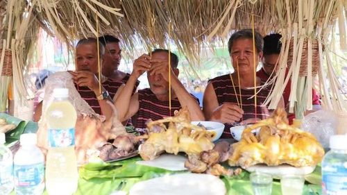 Đồng bào Chơ Ro, phường Bảo Vinh thực hiện một nghi thức tái hiện Lễ hội Sayangva.