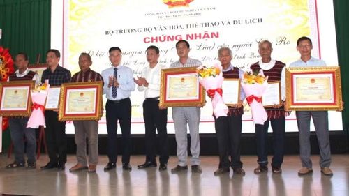 Đại diện Bộ Văn hóa, Thể thao và Du lịch trao bảng công nhận Lễ hội Sayangva là Di sản văn hóa phi vật thể quốc gia.