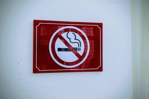 Nhiều học sinh vẫn phớt lờ những cảnh báo về sức khỏe, hiên ngang sử dụng thuốc lá. Ảnh Quỳnh Chi.