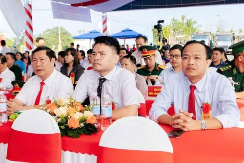 Ông Hoàng Văn Tám – Chủ tịch UBND xã Đắk Wil (bên trái) dự Lễ khởi công trường nội trú liên cấp.