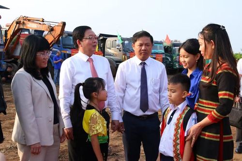 Phó Thủ tướng Hồ Quốc Dũng dự Lễ khởi công, động thổ Trường phổ thông DTNT liên cấp tại xã Ea Bung (Đắk Lắk).