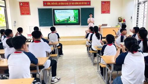 Liên đội Trường THCS Vũ Duệ hướng dẫn kỹ năng đọc sách cho học sinh.