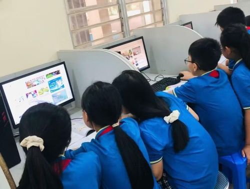 Học sinh Trường Tiểu học Hà Thạch chăm chú đọc sách qua máy tính.