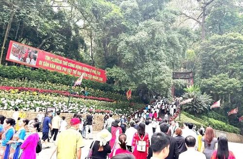 Hàng nghìn du khách trẩy hội ngày 19/4 (tức ngày 3/3 Âm lịch).