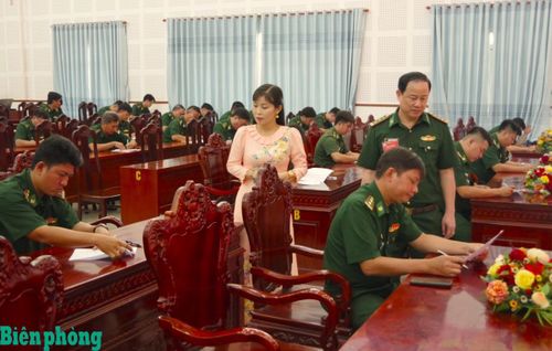 Thí sinh dự thi thuộc các đơn vị Bộ đội Biên phòng khu vực phía Nam thi kỹ năng viết tại Hội thi tiếng Khmer. Ảnh: Lê Khoa