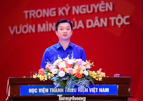 Anh Nguyễn Minh Triết trình bày chuyên đề tại hội nghị. Ảnh: Xuân Tùng