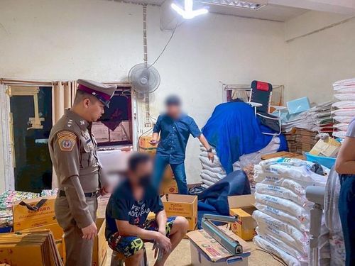 Cảnh sát Thái Lan đột kích một điểm sản xuất bột ngọt giả ở Bangkok. Ảnh: CIB.