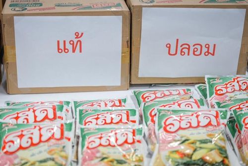 Một sản phẩm nhái nhãn hiệu nổi tiếng (thùng hàng bên trái là hàng thật). Ảnh: CIB.