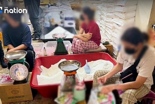 Bột ngọt giả và gia vị giả được sản xuất thủ công trong điều kiện không đảm bảo vệ sinh. Ảnh: TheNation.