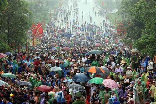 Người dân từ mọi miền tổ quốc đổ về Khu di tích lịch sử Quốc gia đặc biệt Đền Hùng. Ảnh tư liệu-minh họa: Nhật Anh/TTXVN