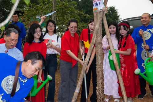 Các đại biểu và các em thiếu nhi tham gia trồng cây trên Cung đường Hoa Gạo