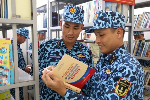 Đọc sách báo là hoạt động được đông đảo cán bộ, thủy thủ lựa chọn nhiều nhất.
