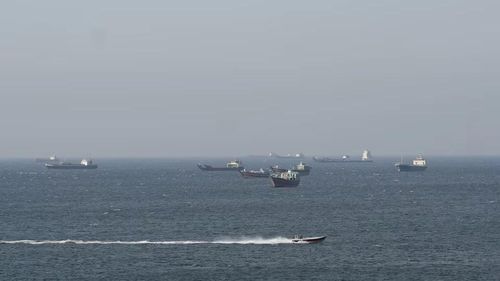 Các tàu thuyền và tàu chở dầu di chuyển tại eo biển Hormuz, ngoài khơi Musandam, Oman, ngày 18/4/2026. Ảnh: Reuters.