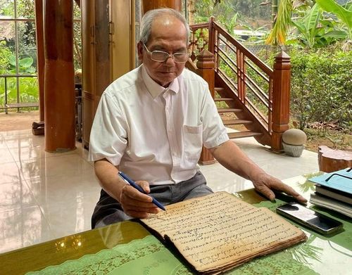 Nghệ nhân Ưu tú Hà Công Mậu luôn tâm huyết với việc giữ gìn và phát huy bản sắc đồng bào dân tộc Thái.