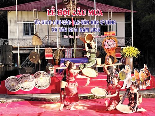 Điệu múa tại Lễ hội Cầu mưa của đồng bào S’tiêng ở xã Tân Khai. Ảnh: TTXVN