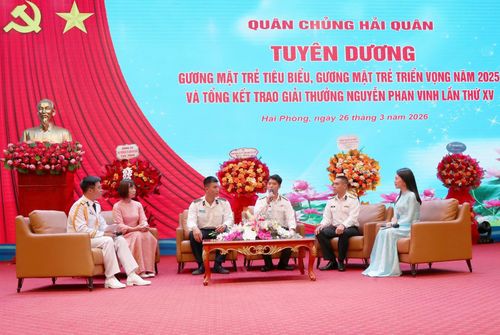 Thượng sĩ Lê Đoàn Mạnh Trí (thứ ba từ trái qua) tham gia tọa đàm tại chương trình tuyên dương gương mặt trẻ tiêu biểu, gương mặt trẻ triển vọng năm 2025 do Quân chủng Hải quân tổ chức.