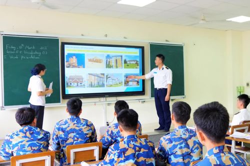 Thượng sĩ Lê Đoàn Mạnh Trí trao đổi với giảng viên trong giờ học tiếng Anh.