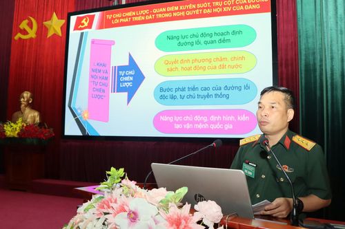 Thí sinh tham gia thi phần thi thuyết trình.