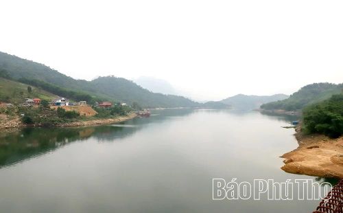 Tỉnh đang tập trung đầu tư hạ tầng giao thông đồng bộ nhằm khai thác hiệu quả nguồn lực đất đai gắn với phát huy tiềm năng Khu du lịch quốc gia hồ Hòa Bình.