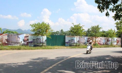 Dự án tổ hợp khách sạn tại khu vực tổ 8, phường Hòa Bình bị treo nhiều năm gây lãng phí đất đai.