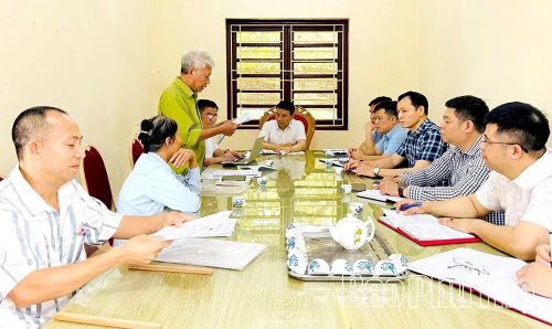 Người dân xã Xuân Lãng trình bày ý kiến, kiến nghị tại buổi tiếp công dân, phản ánh những vấn đề quan tâm tại cơ sở.