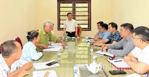 Bí thư Đảng ủy xã Xuân Lãng trực tiếp tiếp công dân, lắng nghe và chỉ đạo giải quyết các kiến nghị tại buổi tiếp dân định kỳ.