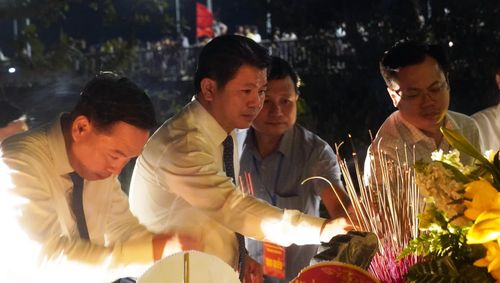 Các đồng chí lãnh đạo tỉnh dâng hương tại Di tích Bến phà Gianh - Ảnh: N.M