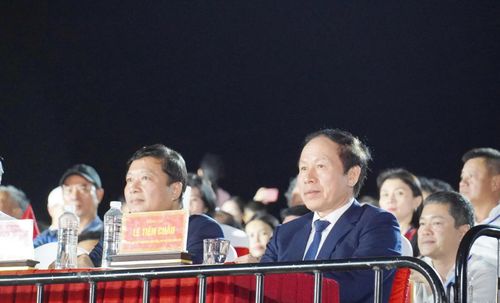 Đồng chí Lê Tiến Châu, Phó Thủ tướng Chính phủ và các đồng chí lãnh đạo tỉnh tham dự chương trình - Ảnh: X.P
