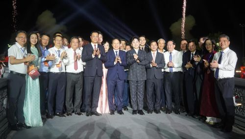 Đồng chí Lê Tiến Châu, Phó Thủ tướng Chính phủ và các đồng chí lãnh đạo Trung ương, lãnh đạo tỉnh chụp ảnh lưu niệm tại chương trình - Ảnh: N.M