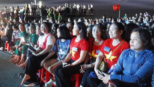 Đông đảo Nhân dân tham dự chương trình - Ảnh: N.M