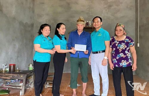 Hội Nông dân phường Bắc Kạn tổ chức thăm hỏi, tặng quà cho gia đình ông Bàn Văn Báo.
