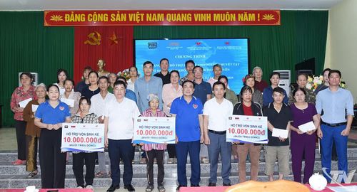 Đại diện Hội Bảo trợ người khuyết tật và Bảo vệ quyền trẻ em tỉnh trao quà cho người khuyết tật xã Văn Lăng.