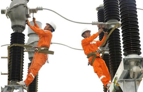 Nhân viên xí nghiệp lưới điện cao thế Thanh Hóa, Công ty Điện lực Thanh Hóa kiểm tra, bảo dưỡng thiết bị tại TBA 110kV đảm bảo cấp điện an toàn, ổn định mùa nắng nóng 2026. (Ảnh: Hùng Mạnh)