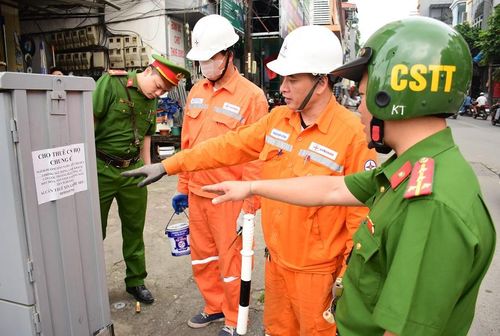 Phối hợp với lực lượng chức năng rà soát tủ điện có dấu hiệu tái vi phạm dán quảng cáo tại phường Ô Chợ Dừa