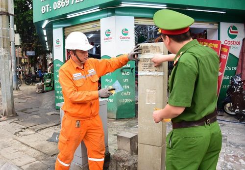 Bóc dỡ quảng cáo tại phường Ô Chợ Dừa
