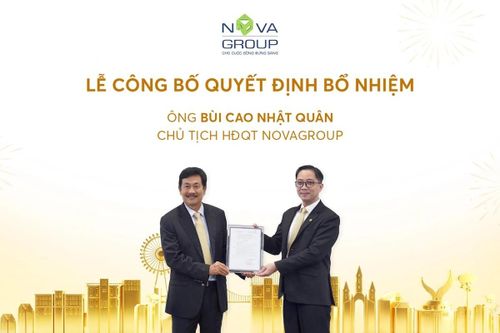 Ông Bùi Cao Nhật Quân (phải) nhận quyết định chuyển giao vị trí Chủ tịch NovaGroup từ cha mình - ông Bùi Thành Nhơn, ngày 16/4/2026. Ảnh: NovaGroup