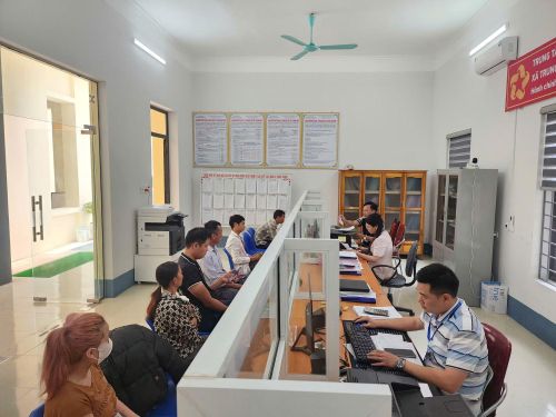 Hàng ngày, Trung tâm hành chính công các xã tiếp nhận khối lượng công việc rất lớn, nếu không đủ cán bộ, công việc bị chậm trễ là điều khó tránh khỏi.